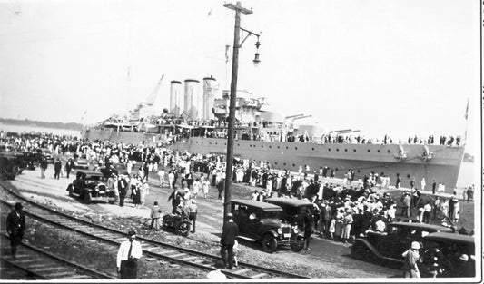 Navire de guerre dans le port