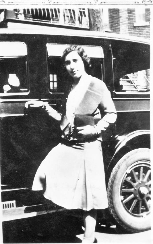 Femme près d'une automobile