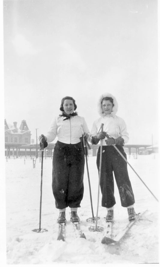 Deux skieuses près du Marché Maisonneuve