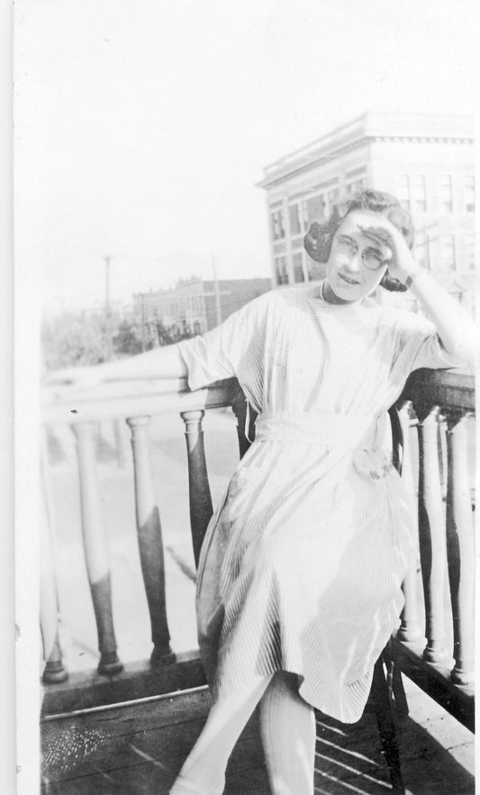 Femme sur un balcon