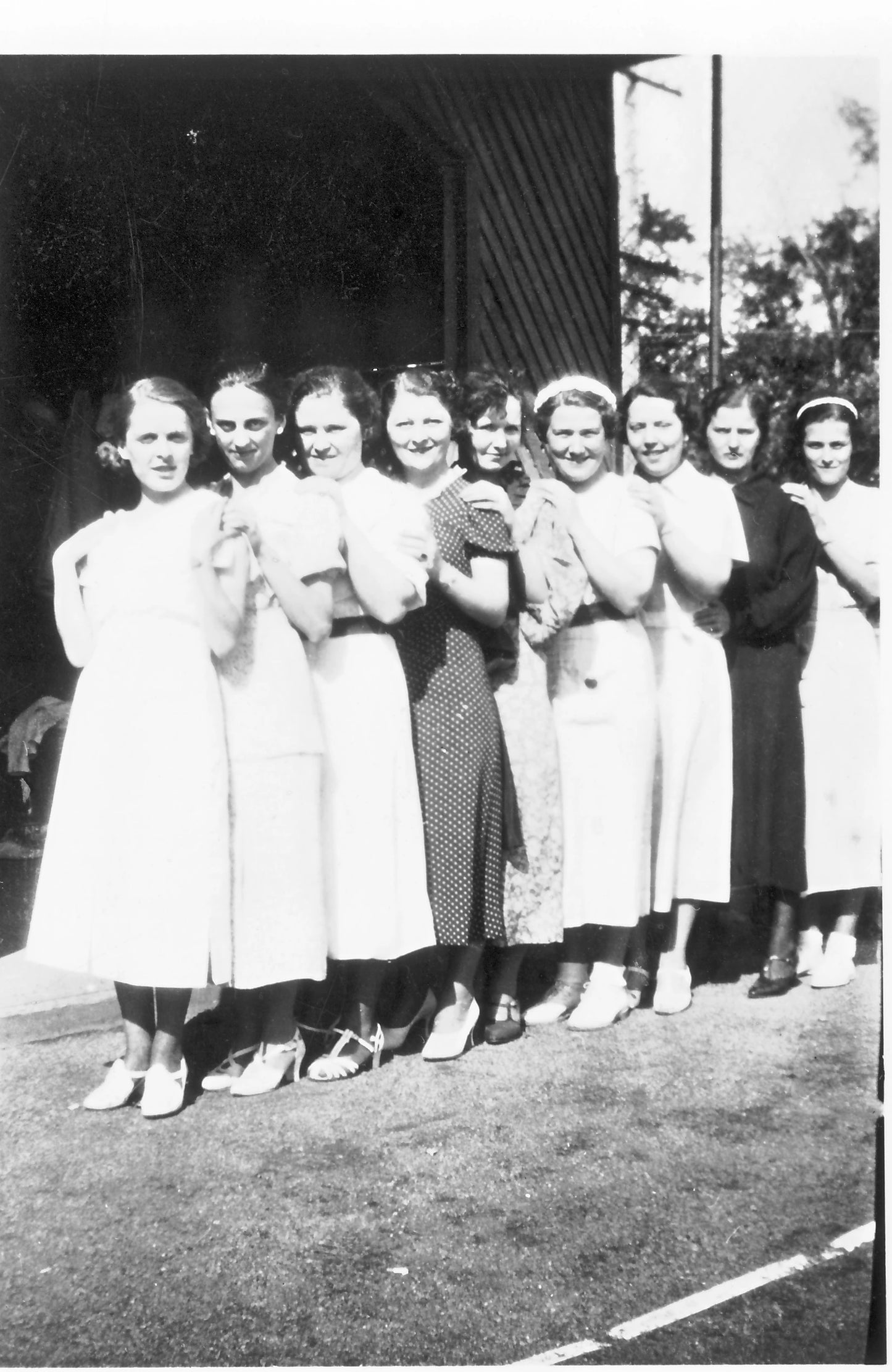 Groupe de femmes alignées