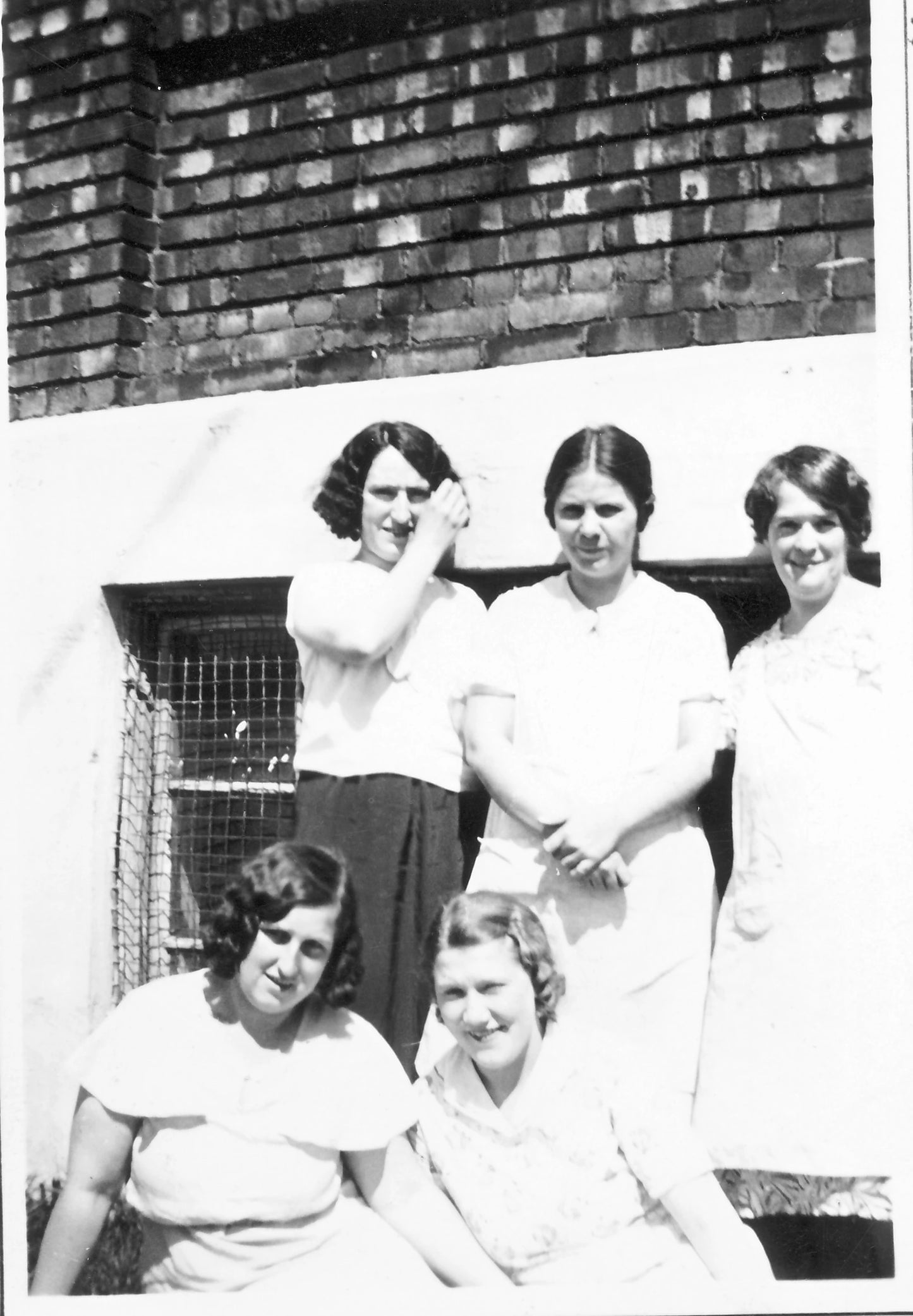 Femmes devant un mur