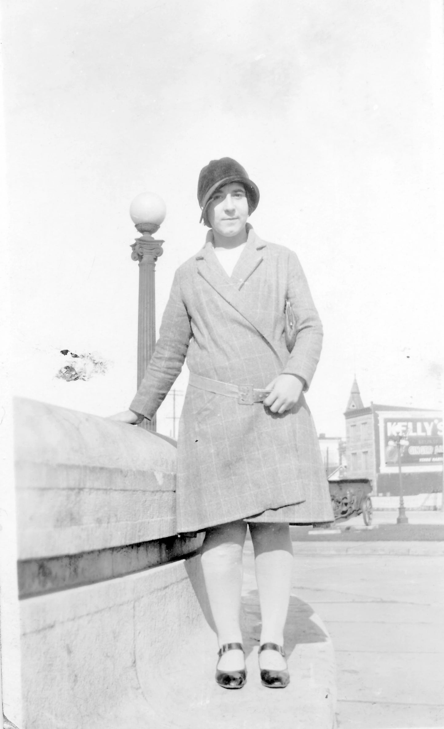 Femme devant la fontaine du marché Maisonneuve