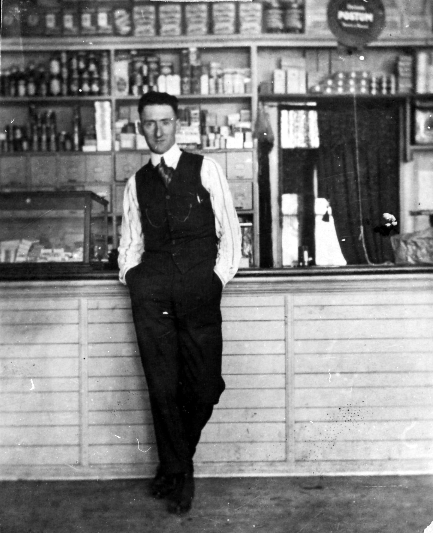 Homme posant à l'intérieur d'une épicerie