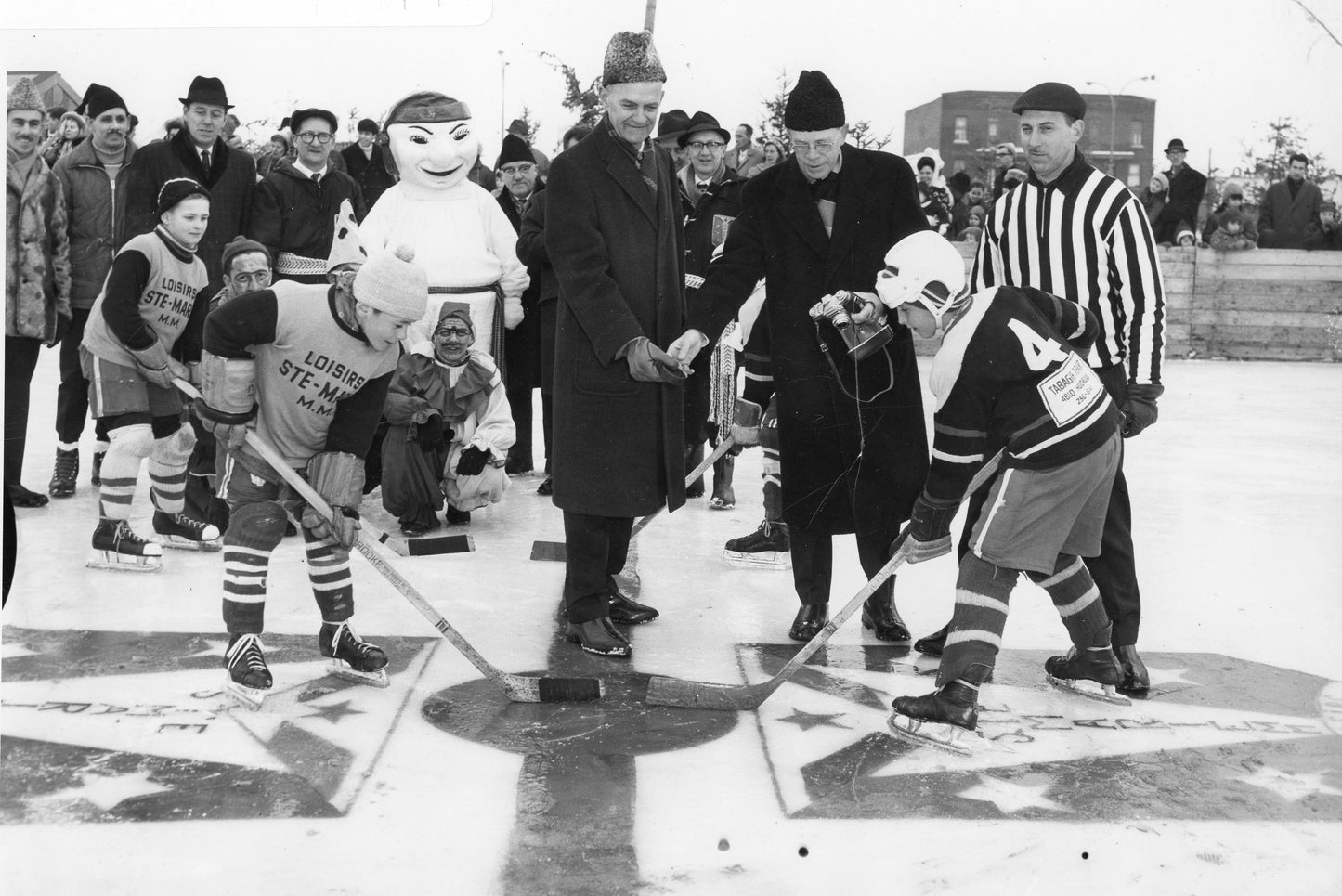 Mise au jeu protocolaire sur la patinoire