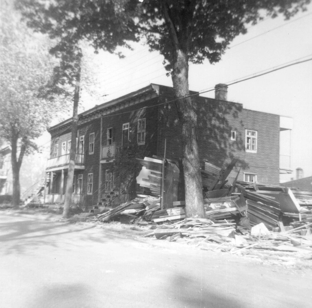 Duplex abandonné et matériaux de démolition