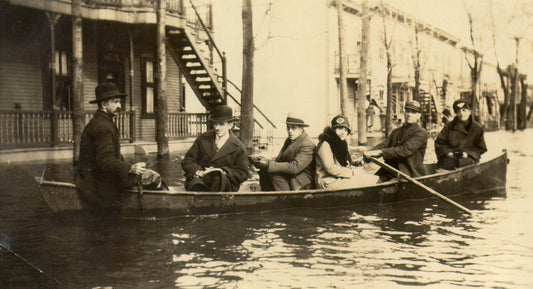 Six personnes dans un canot durant l'inondation de 1928 dans Longue-Pointe