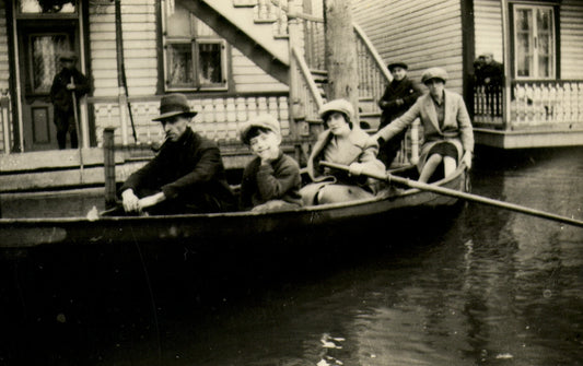 Quatre personnes dans un canot durant l'inondation de 1928 dans Longue-Pointe