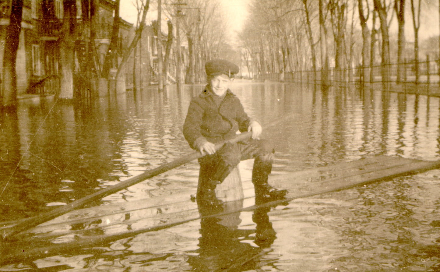 Garçon sur des planches