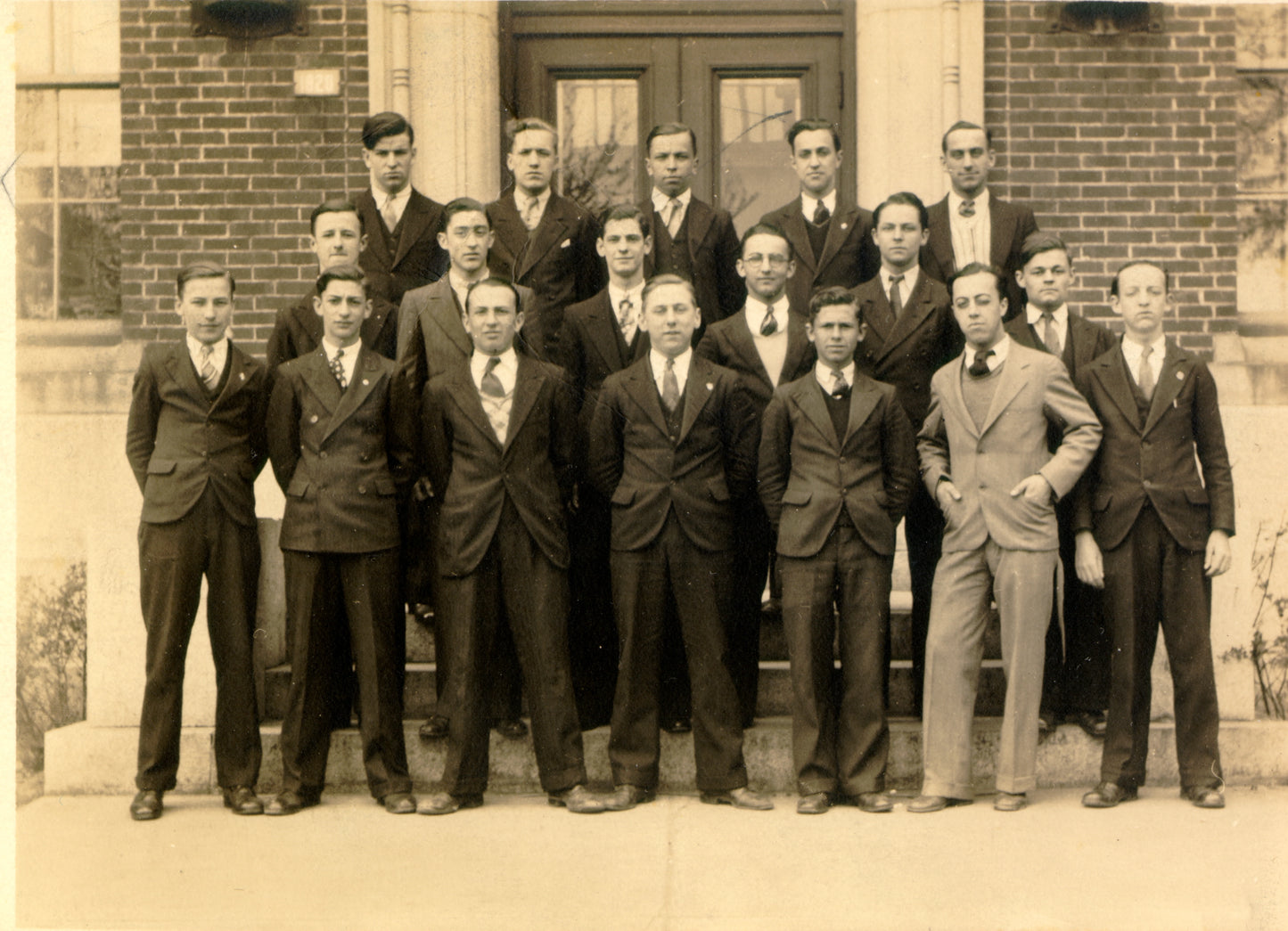 Jeunes hommes devant l'école Paul Chomedey-de-Maisonneuve