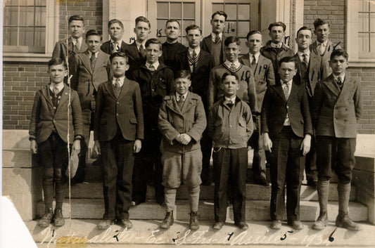 Jeunes hommes devant l'école Saint-François d'Assise