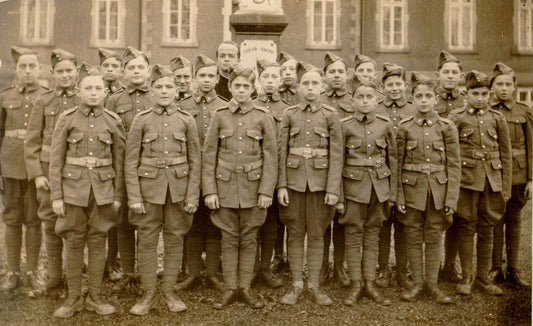 Cadets entourant un abbé