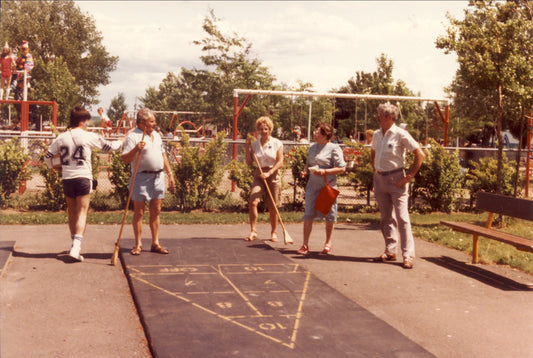 Adultes jouant au shuffleboard