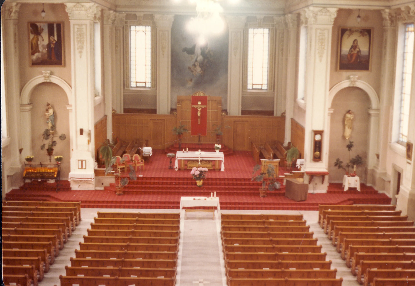 Intérieur de l'église Notre-Dame-des-Victoires, 1981