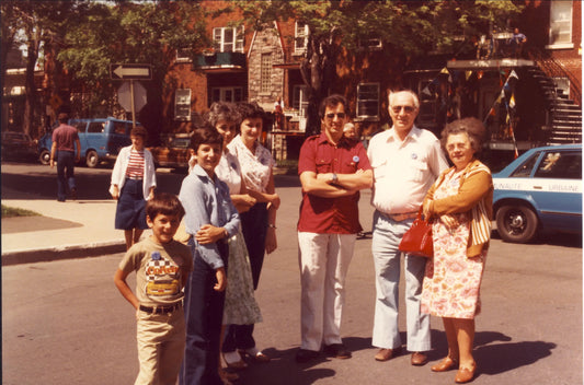 Famille réunie au coin d'une rue