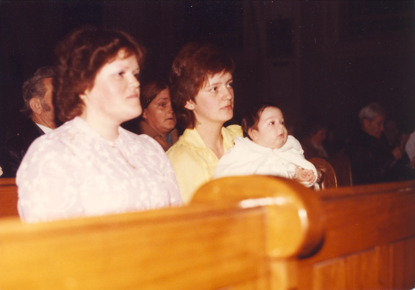 Fidèles attentifs pendant la messe