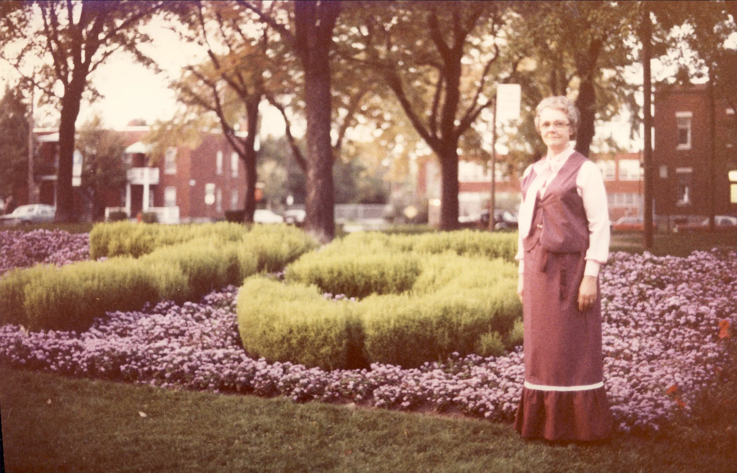 Femme devant un arrangement floral