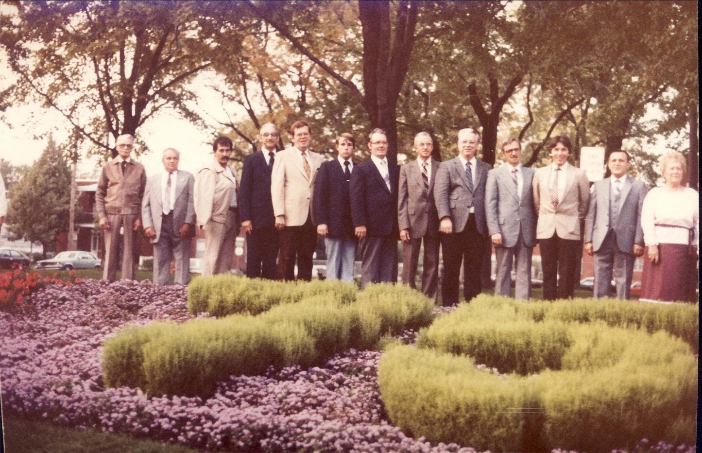 Hommes devant un arrangement floral