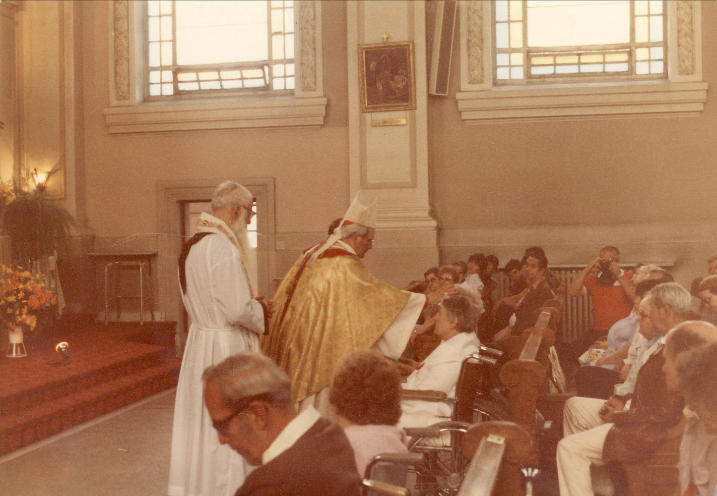 Cardinal Paul-Émile Léger célébrant la messe