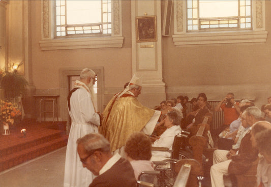 Cardinal Paul-Émile Léger célébrant la messe