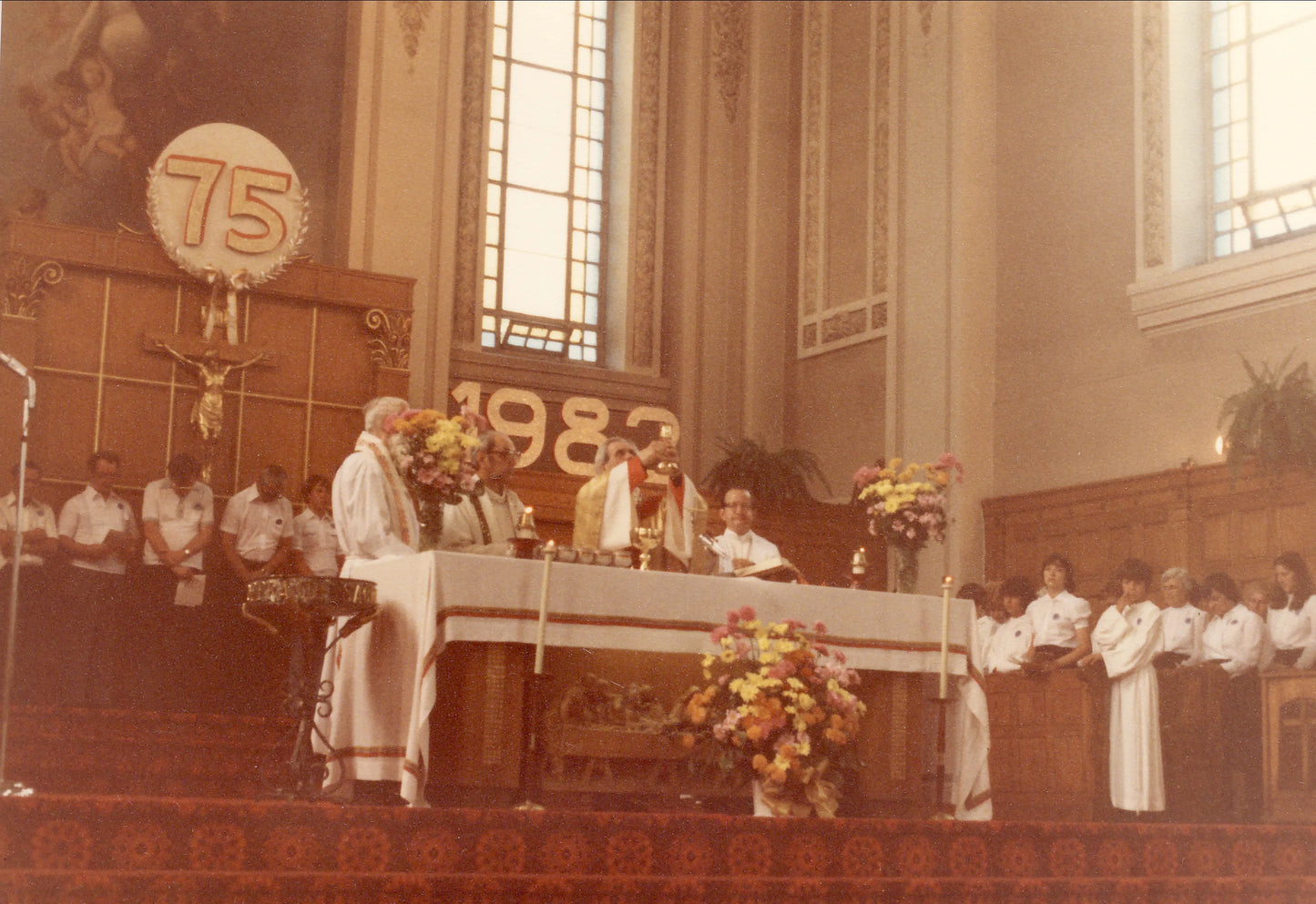 Cardinal Paul-Émile Léger célébrant la messe