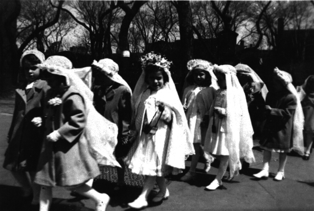 Procession de jeunes filles