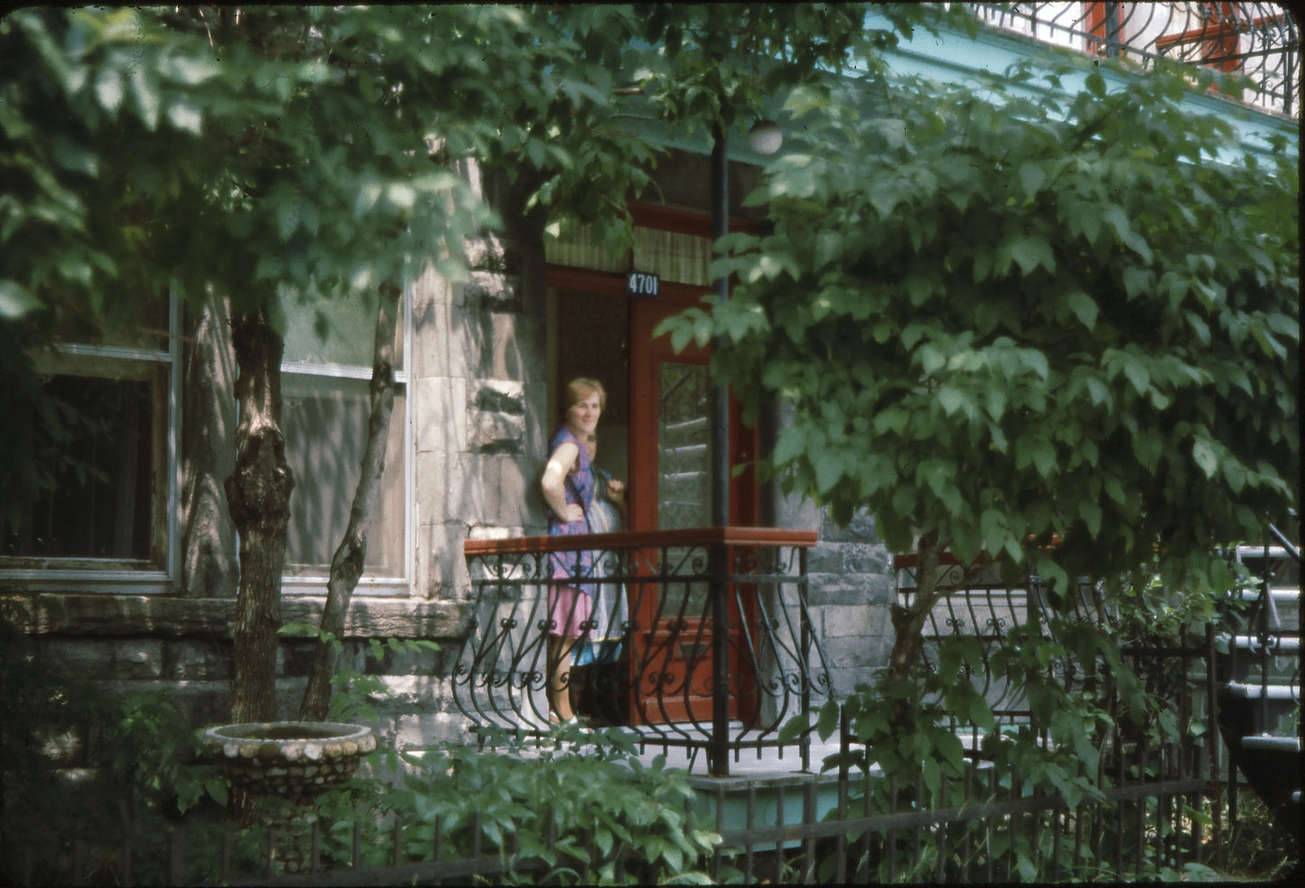 Dame sur son balcon