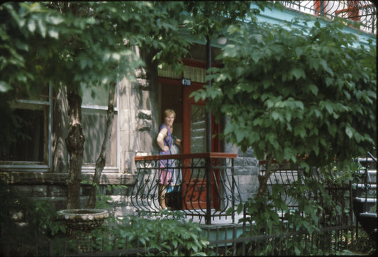 Dame sur son balcon