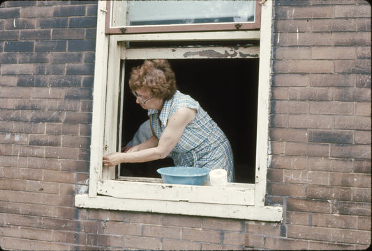 Femme devant sa fenêtre