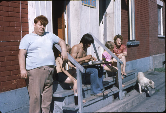 Famille assise dans les marches d’entrée