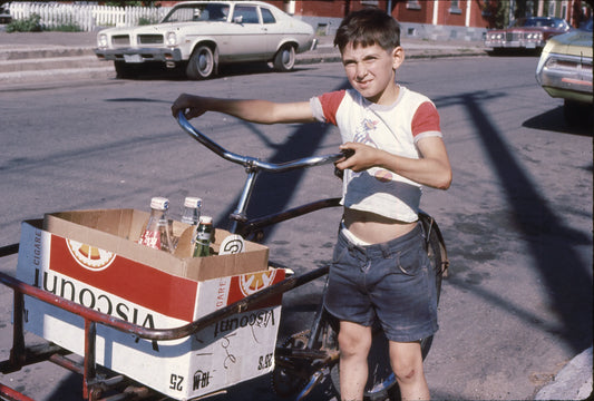 Jeune ado livreur d’épicerie à vélo