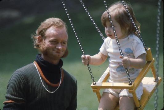 Père avec sa fille à la balançoire