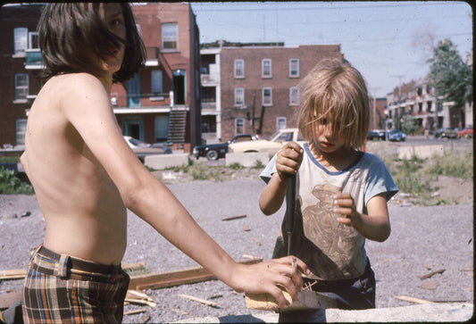 Deux enfants bricoleurs