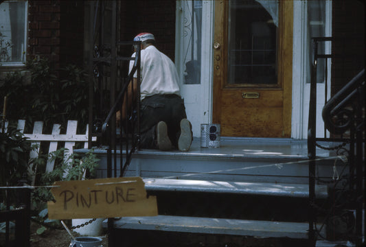 Homme peinturant son balcon