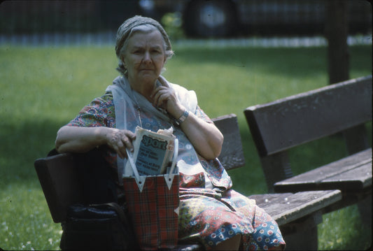 Vieille dame assise au parc