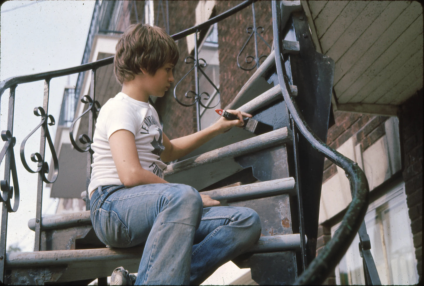 Enfant peinturant l'escalier