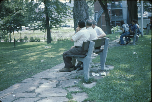 Adultes assis au Parc Morgan