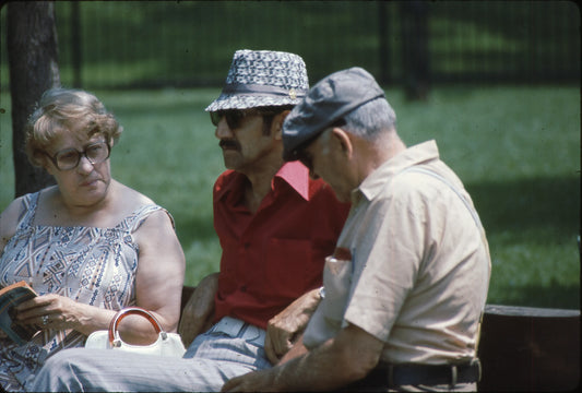 Adultes assis au parc