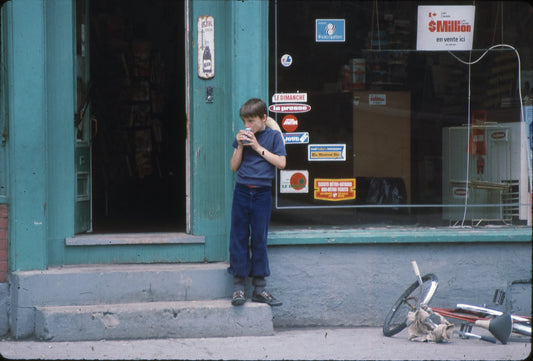 Enfant devant dépanneur rue Ontario