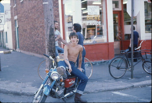 Adolescents devant dépanneur dans Hochelaga