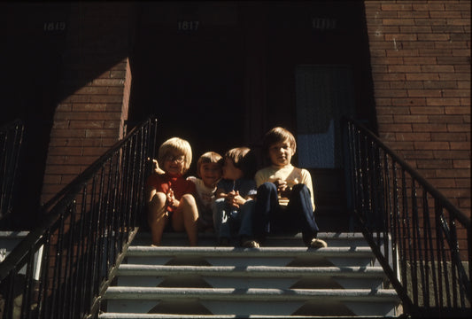 Enfants assis dans les marches d’escalier