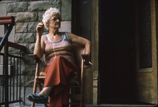 Femme assise sur son balcon