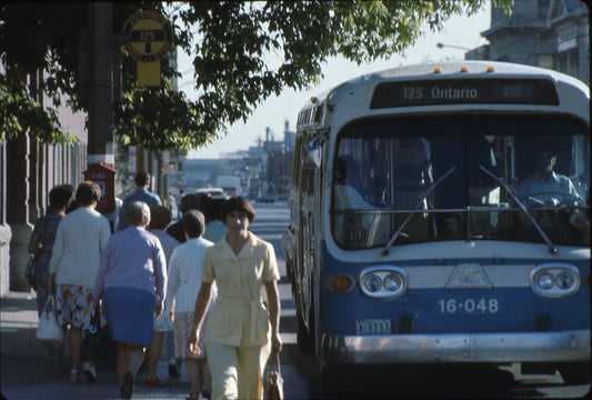 Personnes à l’arrêt d’autobus 125