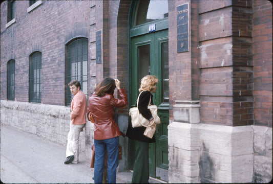 Entrés des travailleurs, manufacture rue Ontario angle Pie-IX