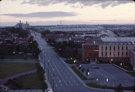 Vue en plongée rue Sherbrooke / Stade Olympique