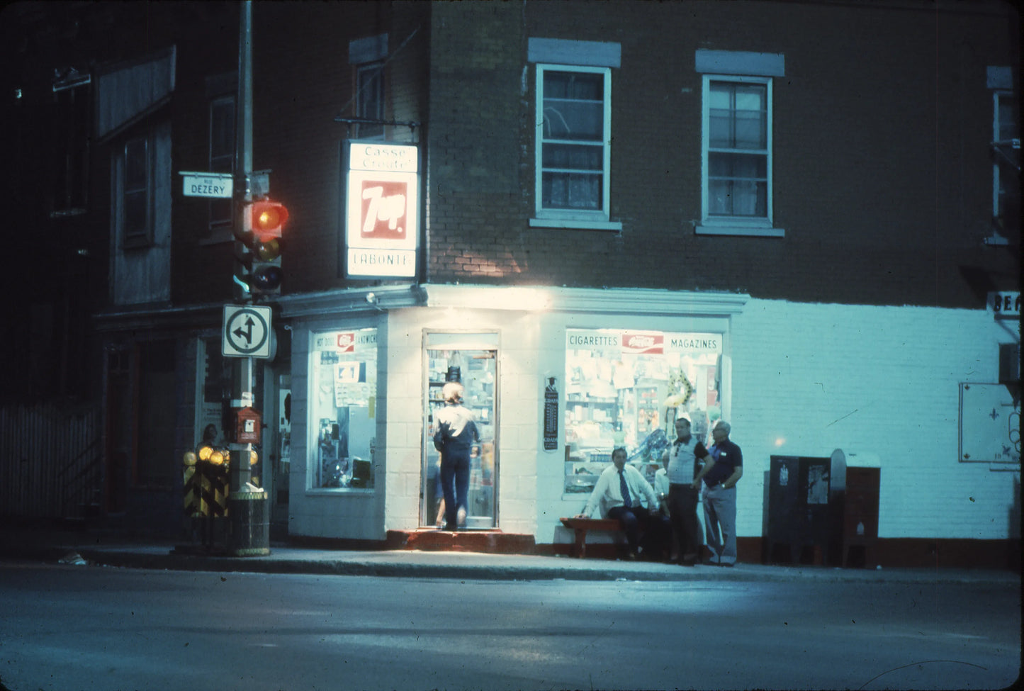 Dépanneur rue Dézéry le soir