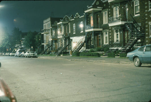 Rue du quartier le soir