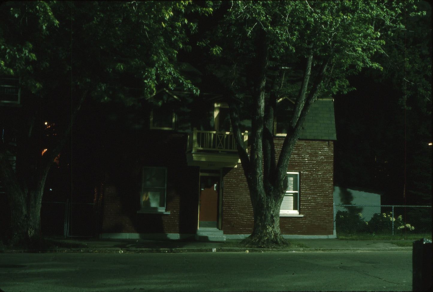 Maison le soir rue Desjardins / sud Pierre-de-Coubertin