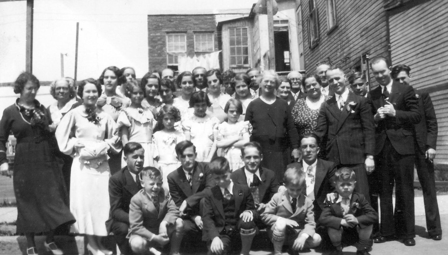 Famille St-Jean devant la manufacture de Samuel St-Jean