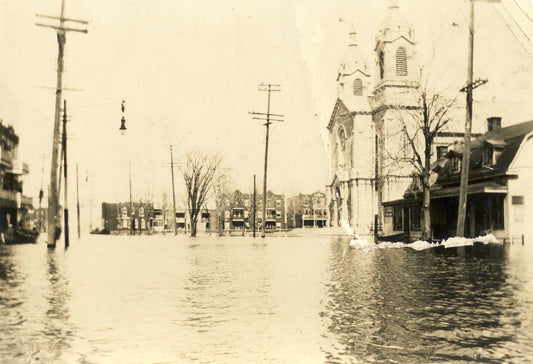 Inondation de 1938, rue Notre-Dame, devant l'église St-François d'Assise